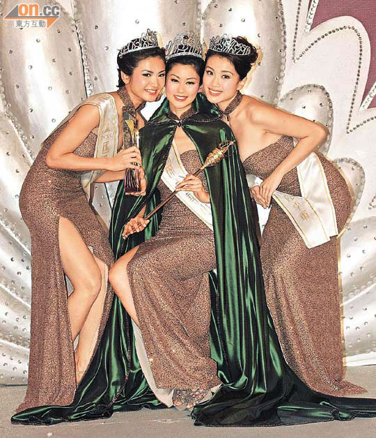 左起：陳美妤(亞軍)、岑麗香(冠軍)及張慧雯(季軍)領獎後互相祝賀.jpg.jpg