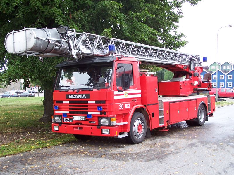 800px-Fire_engine_Scania_G82M_front.jpg