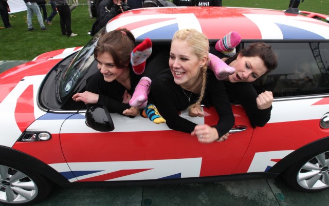 a-mini-cooper-stuffed-with-28-agile-women--image-mini_100409446_m.jpg