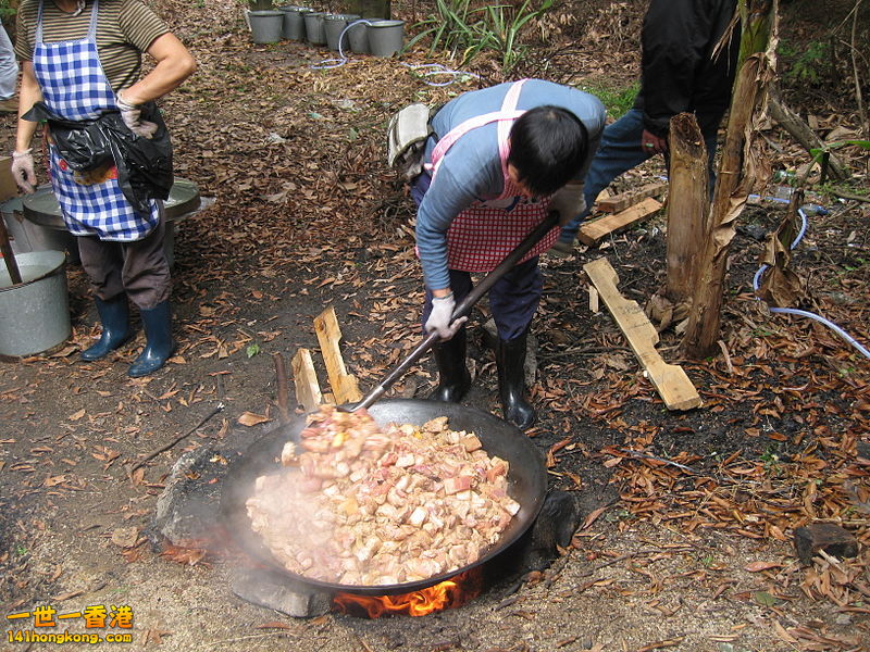 800px-Poon_choi_of_Tang_Clan_of_Ping_Shan.jpg