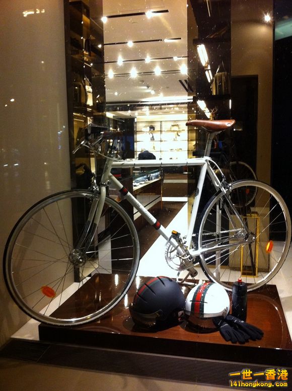 fortheloveofbikes_fifth ave holiday windows_gucci bicycle.jpg