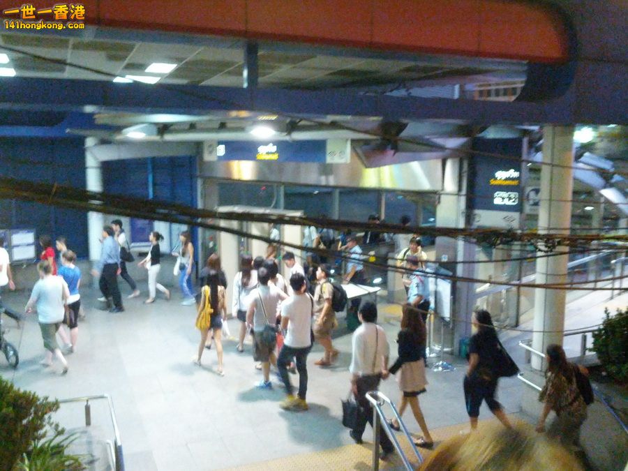 呢度就係BTS轉MRT的轉車站，好很多人