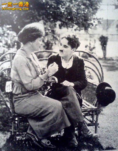 1919年 Helen Keller 教 Charlie Chapling 手語.jpg