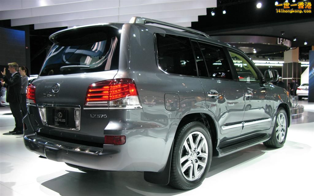 2013-lexus-LX570-rear-right-side-view.jpg