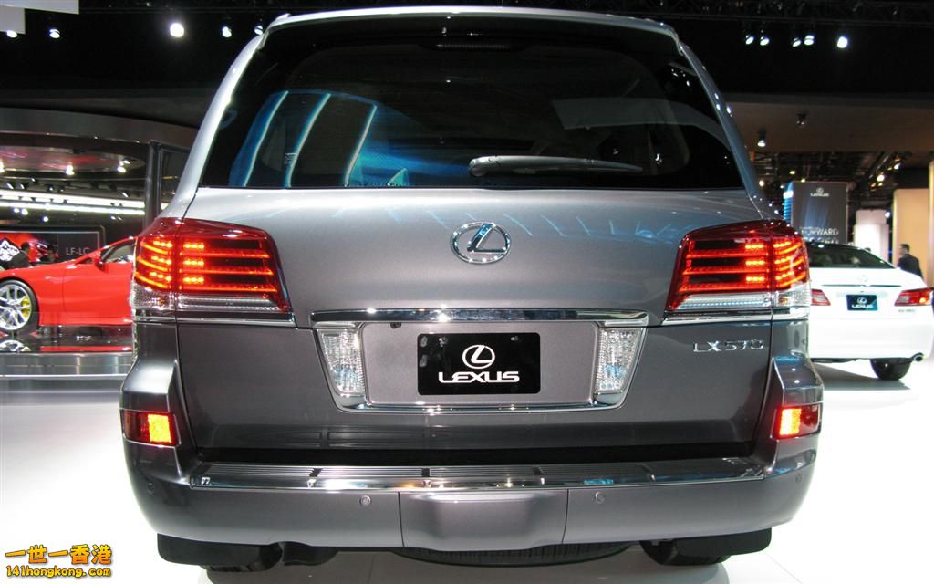 2013-lexus-LX570-rear-view.jpg