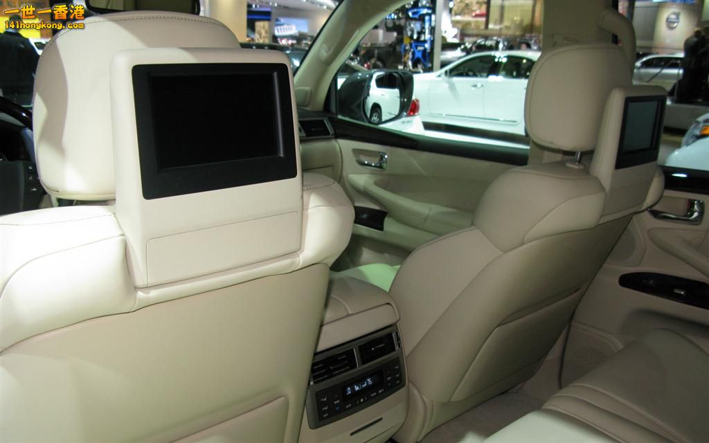 2013-lexus-LX570-rear-seating.jpg