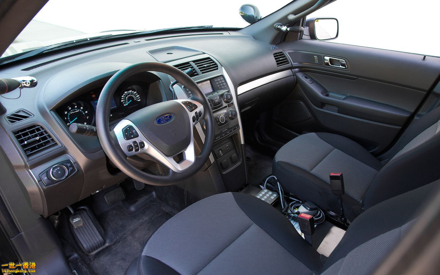 Ford-Explorer-Interceptor-Utility-Cruiser-cockpit.jpg