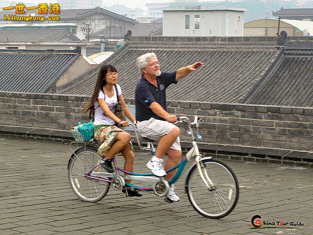 hrc_xian_city_wall_cycling_foreigner.jpg