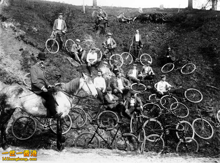 Cycling_club_in_Toronto.jpg