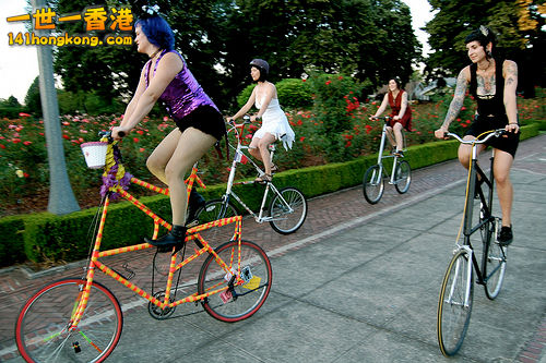 girls_on_tall_bikes_03.jpg