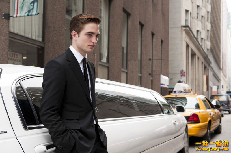 Cosmopolis_Robert-Pattinson-suit-mid_Entertainment-One-001.jpg