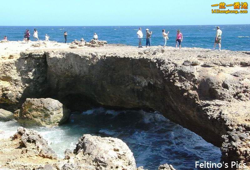 南加勒比海島國阿魯巴（Aruba）的天然海蝕橋.JPG