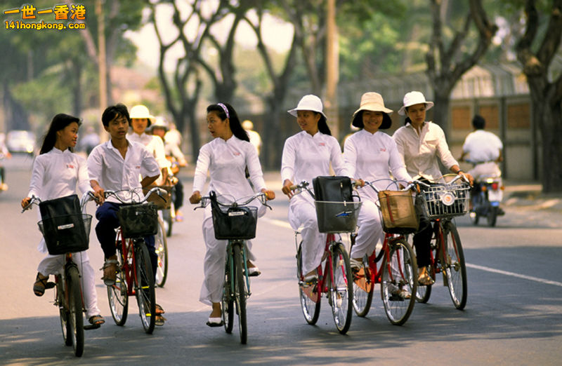 87220033=vietnam girls on bike-leveles-resize800.jpg