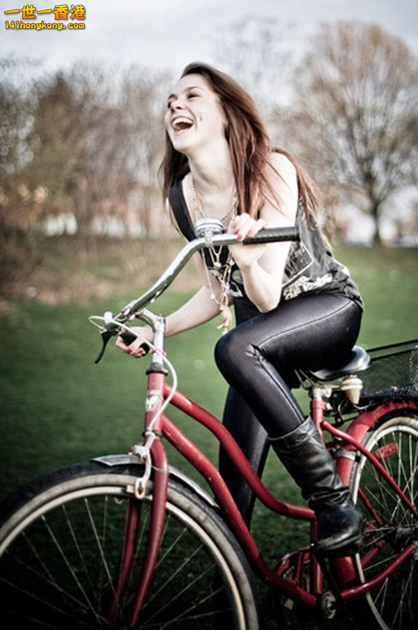 bikegirl-9da7d59ca316e4da7705bdb9db3872b6_h.jpg