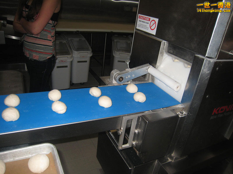 THE KITCHEN  廚房   Making bread rolls   製作麵包.jpg