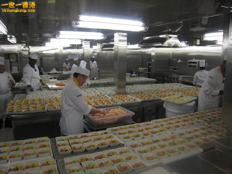 THE KITCHEN  廚房   Salad Preparation.jpg