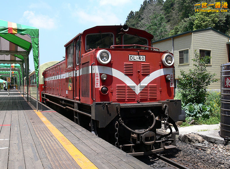 行駛於阿里山森林鐵路的小火車.jpg