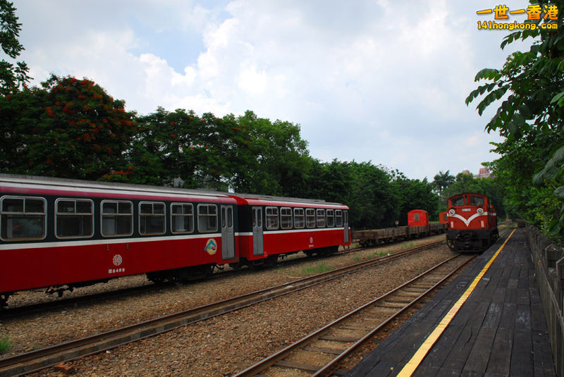 停在北門車站中的阿里山森林鐵路車頭與各式車廂.jpg