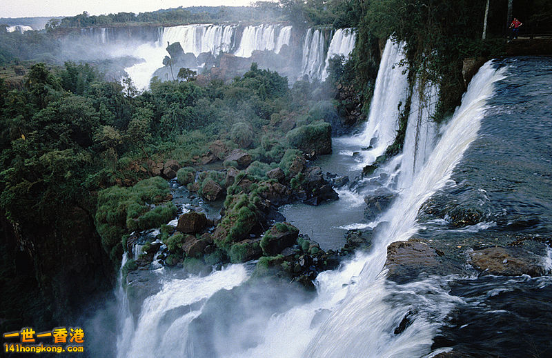 位於巴西和阿根廷邊界的伊瓜蘇瀑布.jpg