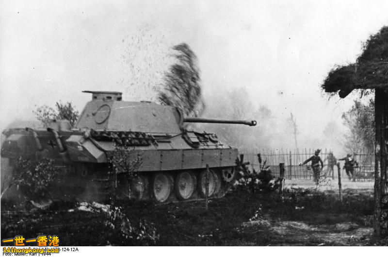 Panther with infantry support, in combat, 1944.jpg