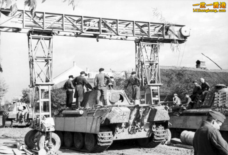 Road gantry Strabokran, which was indispensable to maintain the Panther tank in .jpg