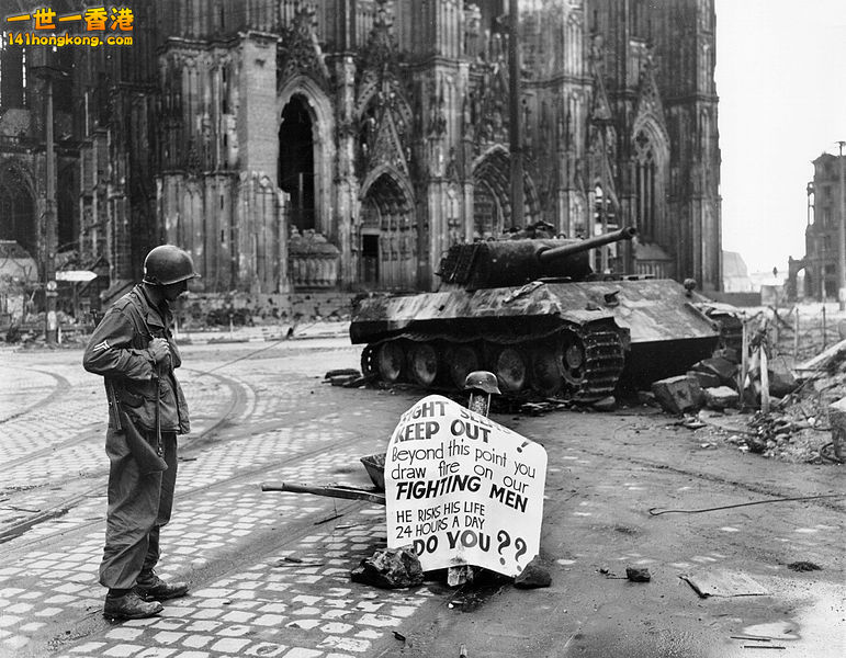 被破壞的豹式坦克，1945年4月4日美國第82空降師的波格下士在德國科隆大教堂前正在看一.jpg