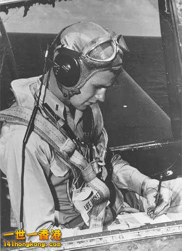 美國第41任總統喬治·布殊於TBF復仇者機艙內的留影，攝於1944年航空母艦聖哈辛托號上..jpg