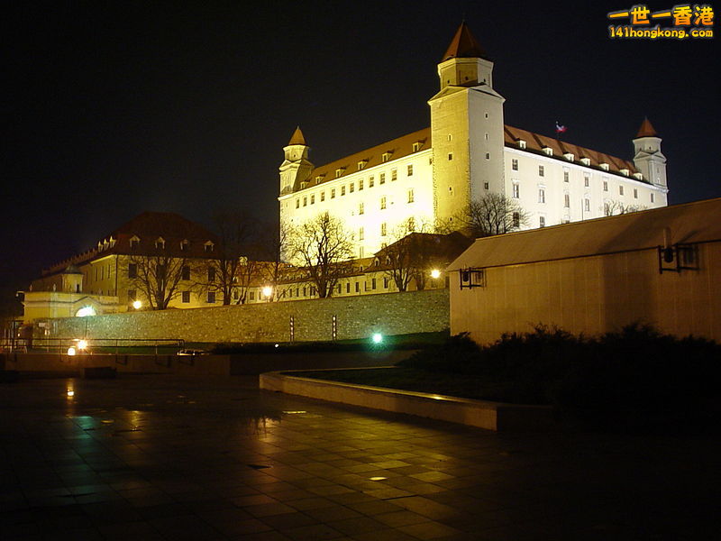 夜間的布拉迪斯拉發城堡.jpg