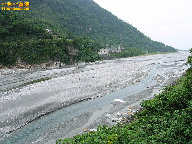 由台8線望去立霧溪與遠方太魯閣大橋.jpg