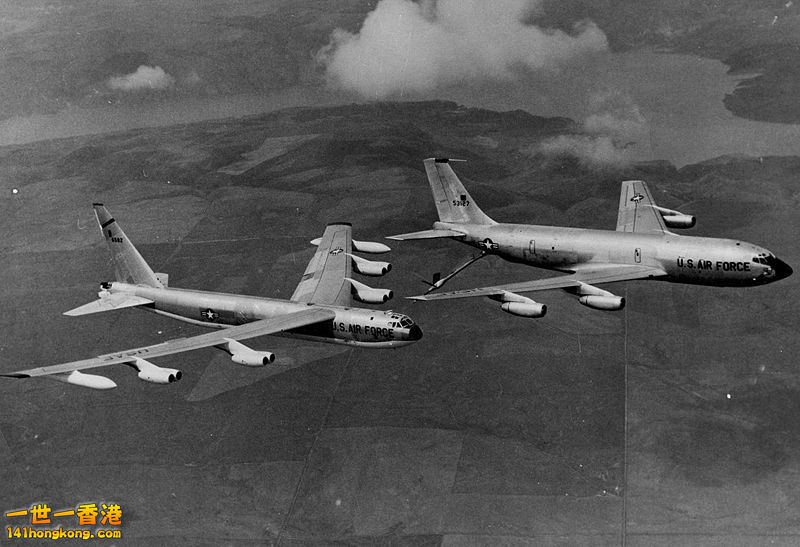 與B-52D施行加油任務.jpg