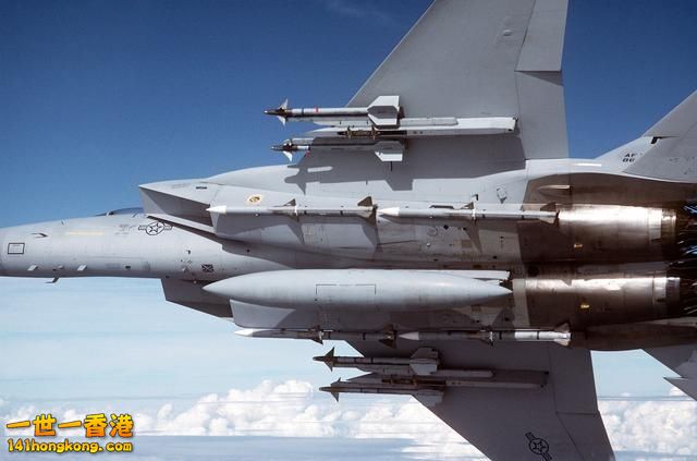 F-15掛載四枚AIM-120的機腹.jpg