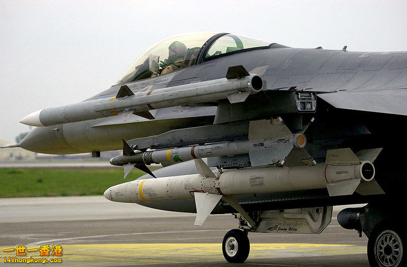F-16C上的AIM-9 AIM-120 AGM-88.jpg
