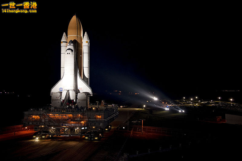 800px-STS-135_Atlantis_rollout_1.jpg