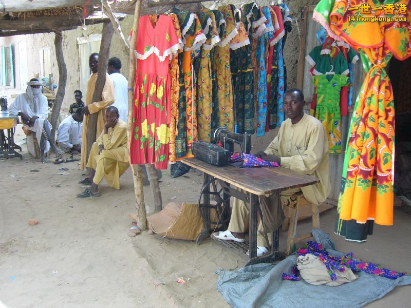一個販賣乍得傳統服飾的裁縫師.jpg