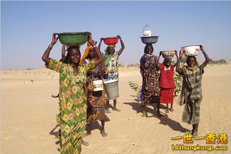 乍得馬奧的女人。當地由水塔供水，如何獲得清潔的飲用水在乍得經常是個問題.jpg.jpg