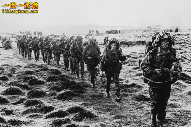 A line of British soldiers in camouflage advancing during the Falklands War.jpg