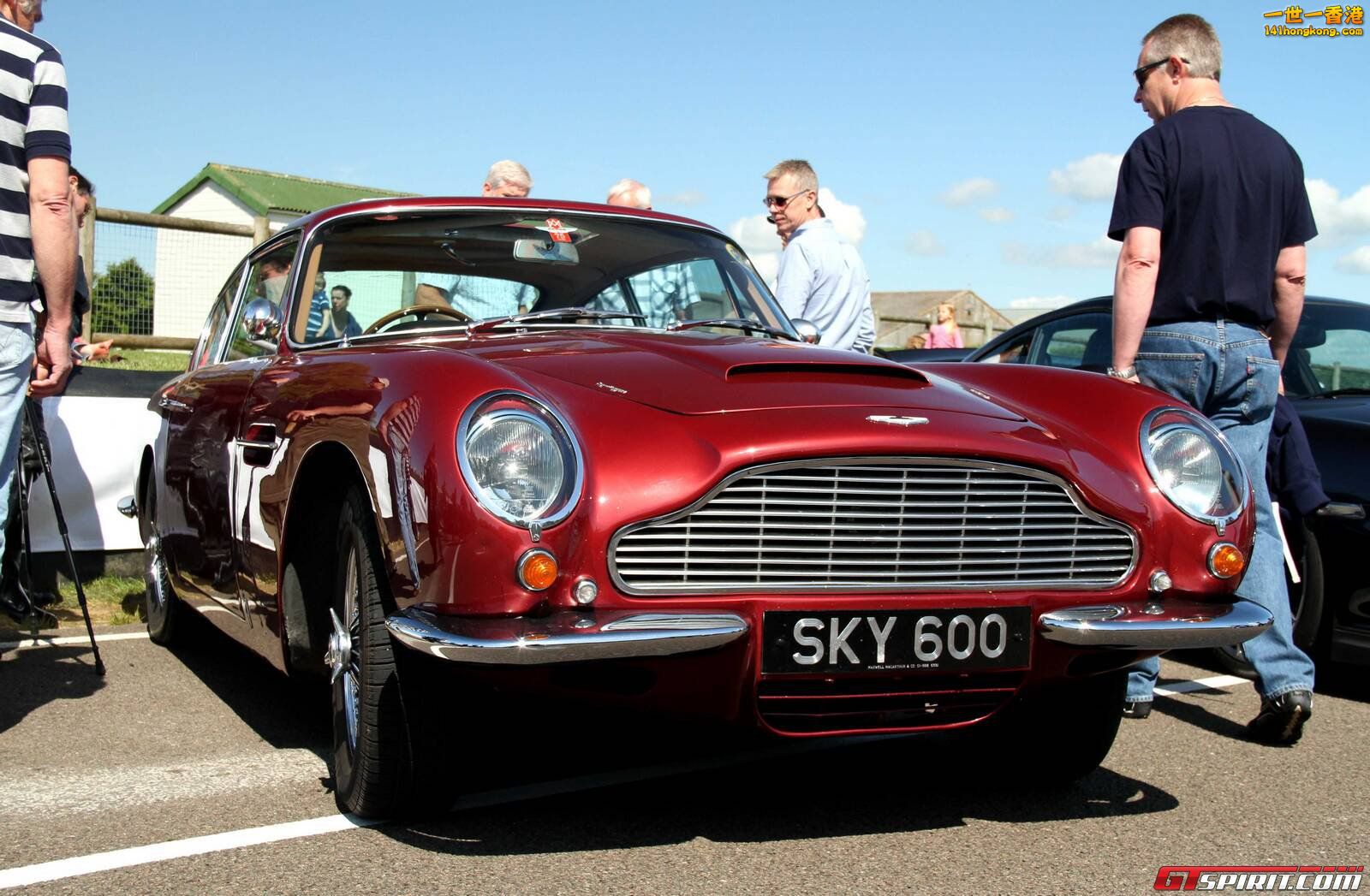 aston-martin-db6_tn.jpg