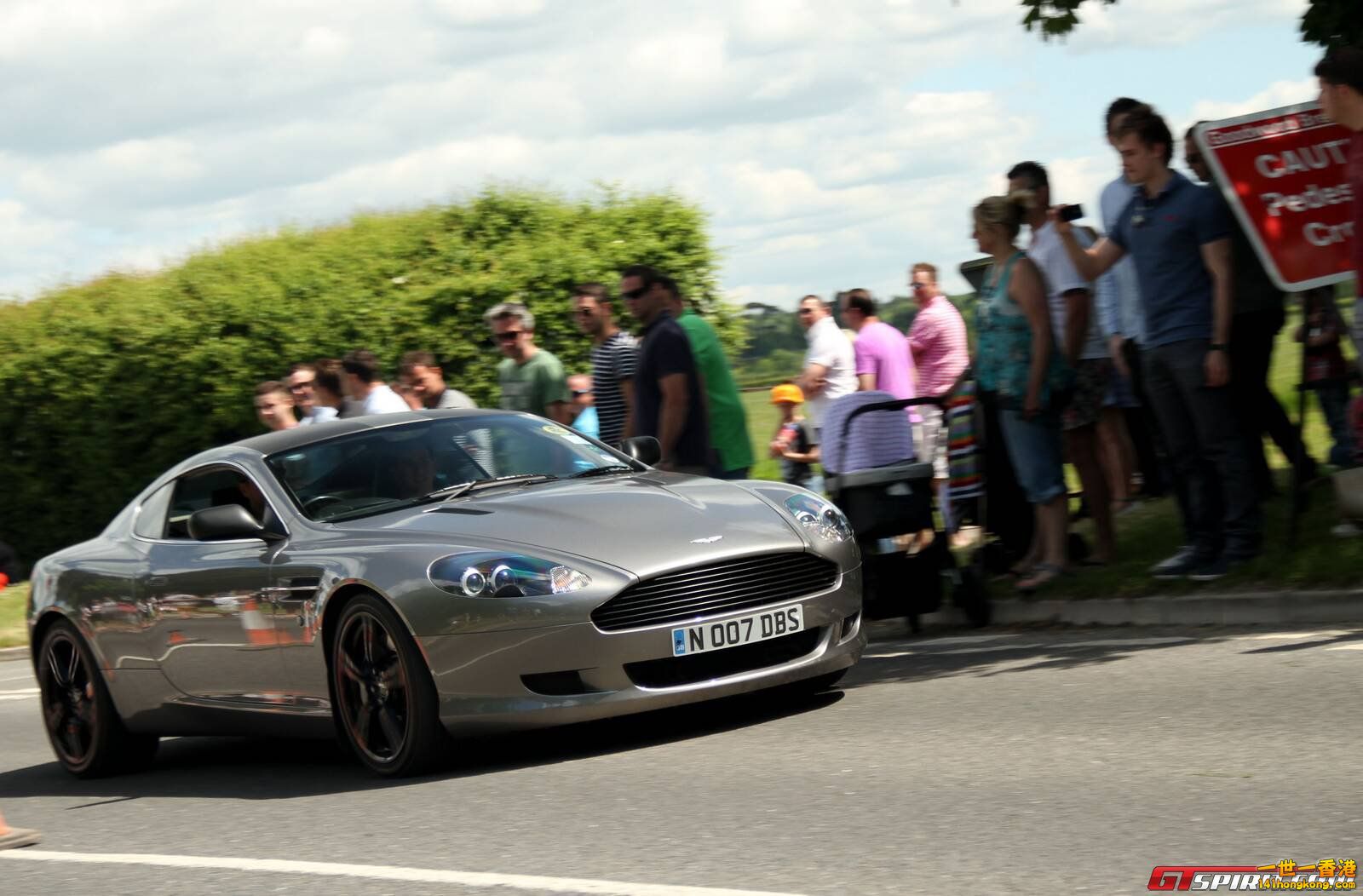 aston-martin-db9_tn.jpg