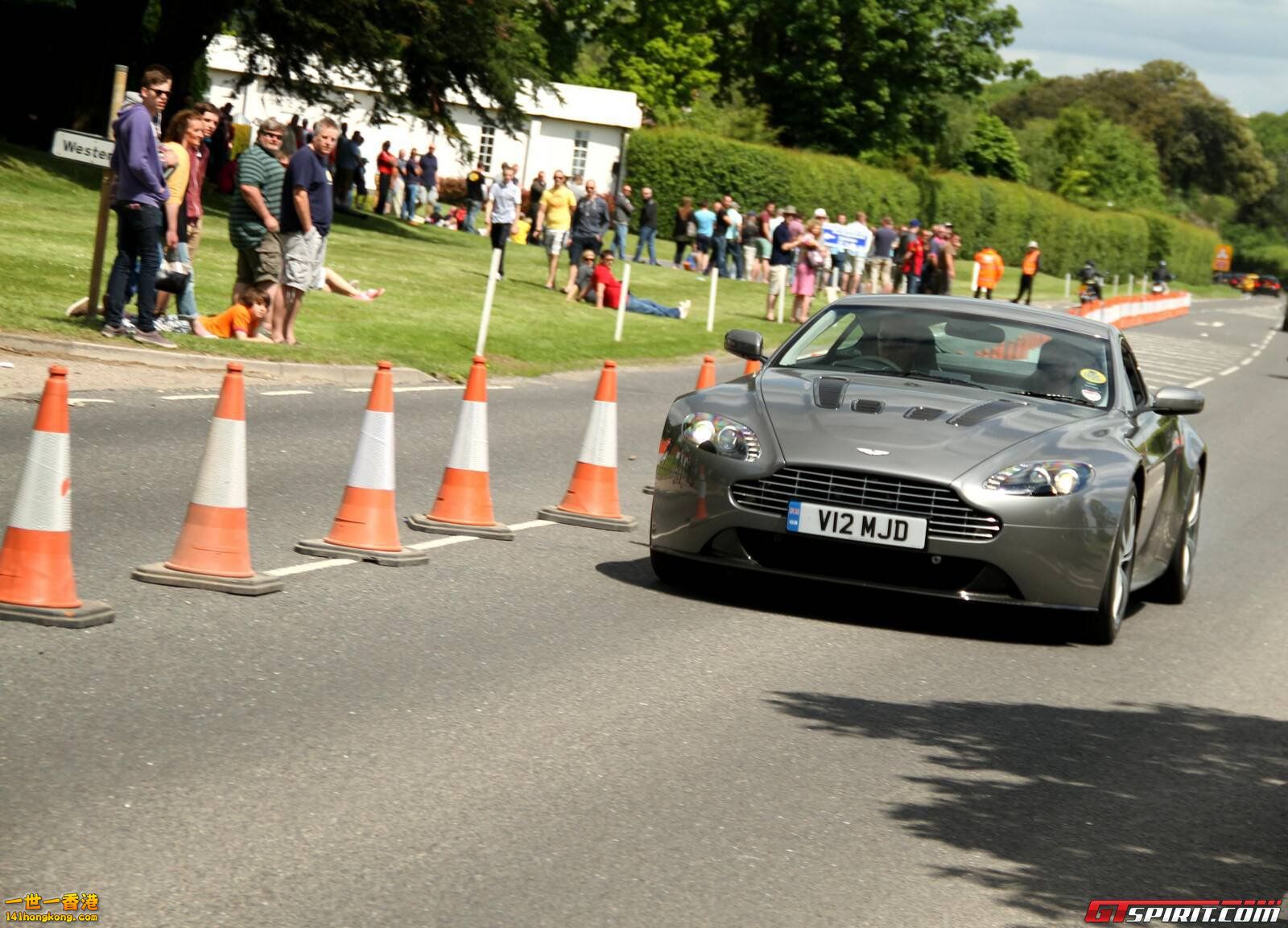 aston-martin-v12-vantage_tn.jpg