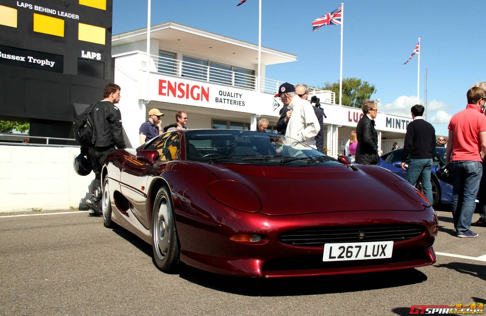 jaguar-xj220_tn.jpg