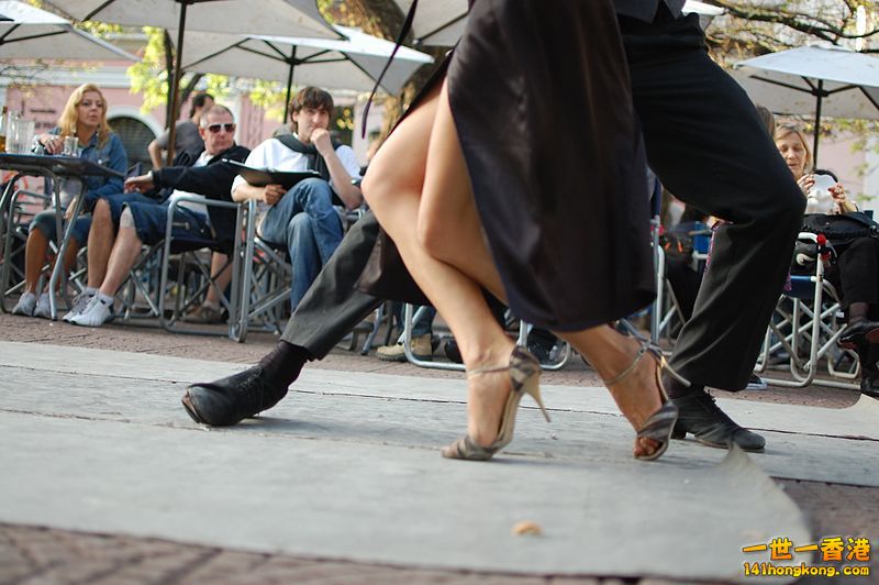 800px-Tango_in_Plaza_Dorrego.jpg