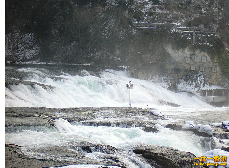冬季的瀑布水流，右上是到達此地的鐵路.jpg
