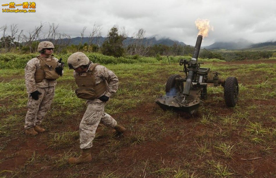 美军炮兵练射击