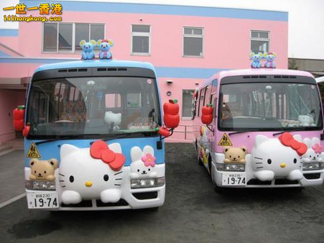 502   Hello Kitty bus.jpg