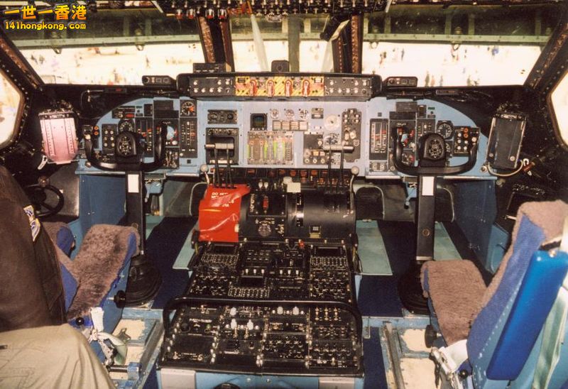 模擬式儀表版的C-5A座艙.jpg