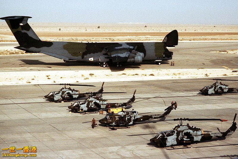 波灣戰爭時用C5空運部署AH-1攻擊直昇機.jpg