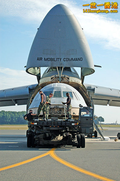The flight deck from the C-5B crash at Dover AFB in April 2006 being loaded into.jpg