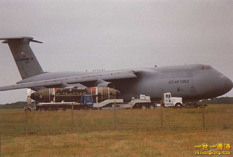 C-5搭載深潛救助艇（DSRV）「阿瓦隆」抵達法國布雷斯特機場。.jpg