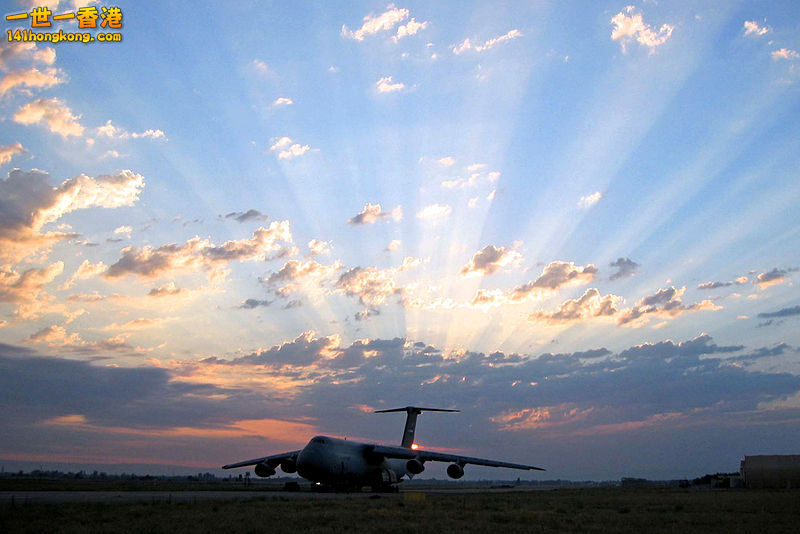 A C-5 Galaxy from the Air Force Reserve Command\'s 433rd Airlift Wing.jpg
