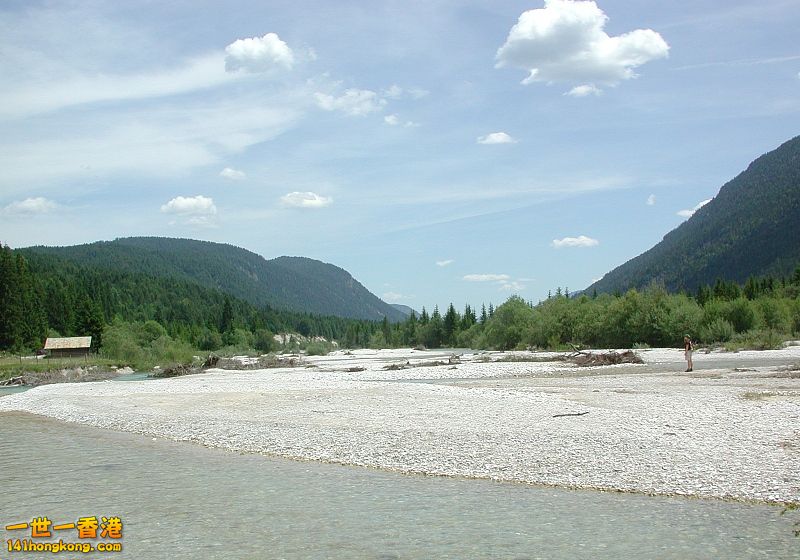 The river Isar north of Mittenwald near Garmisch..jpg